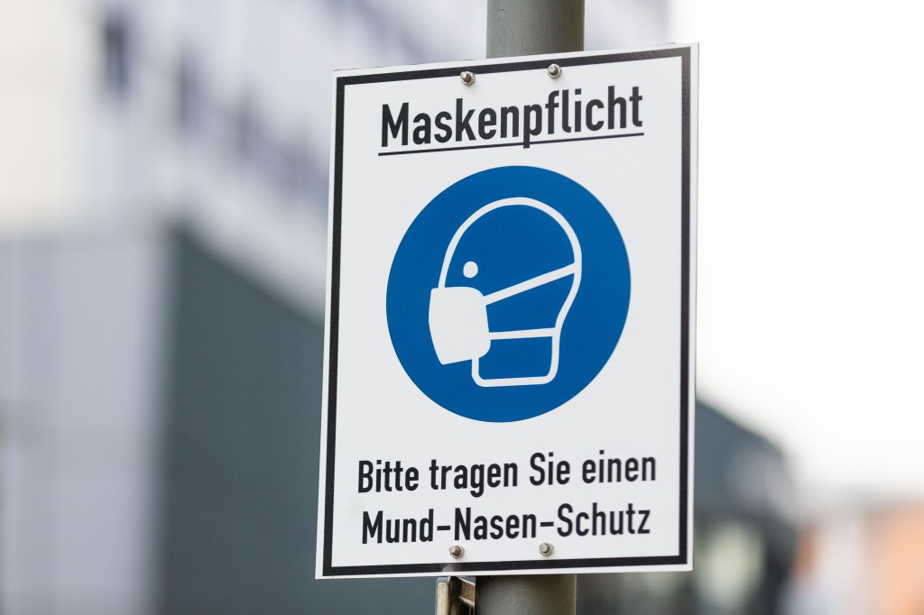 Mask compulsory, please wear mouth and nose protection.
